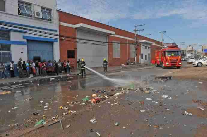 Moradores De Rua Queimam Pneus Em Protesto Ap S Atraso Na Abertura Do