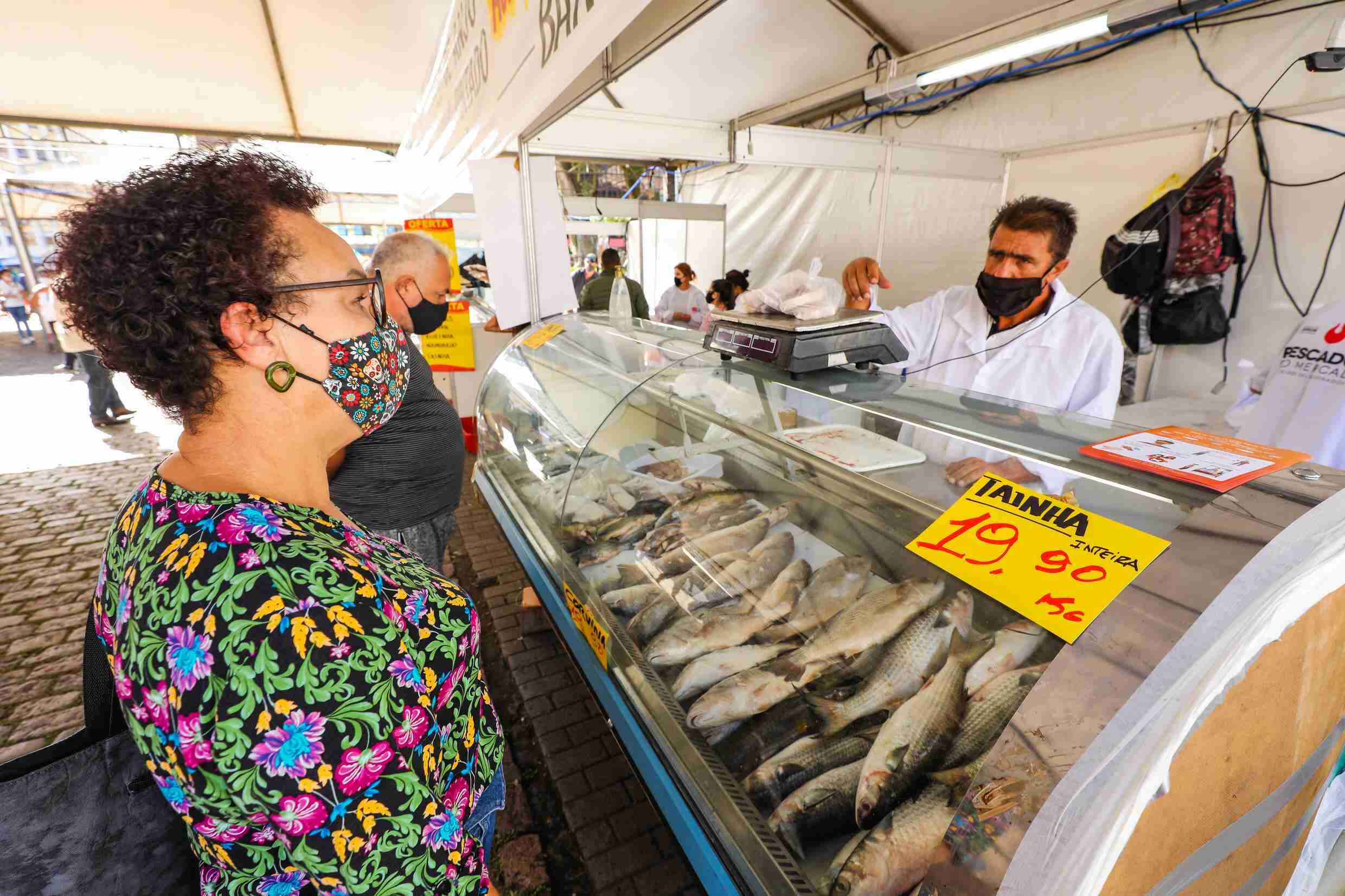 Movimento tranquilo e distanciamento marcam início da Feira do Peixe de