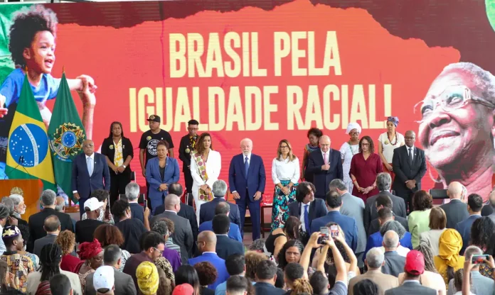 Lula assina pacote 13 ações pela igualdade racial no Dia da