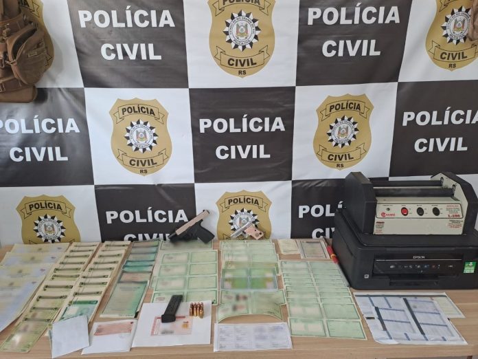 Polícia Civil prende três envolvidos em esquema de falsificação de