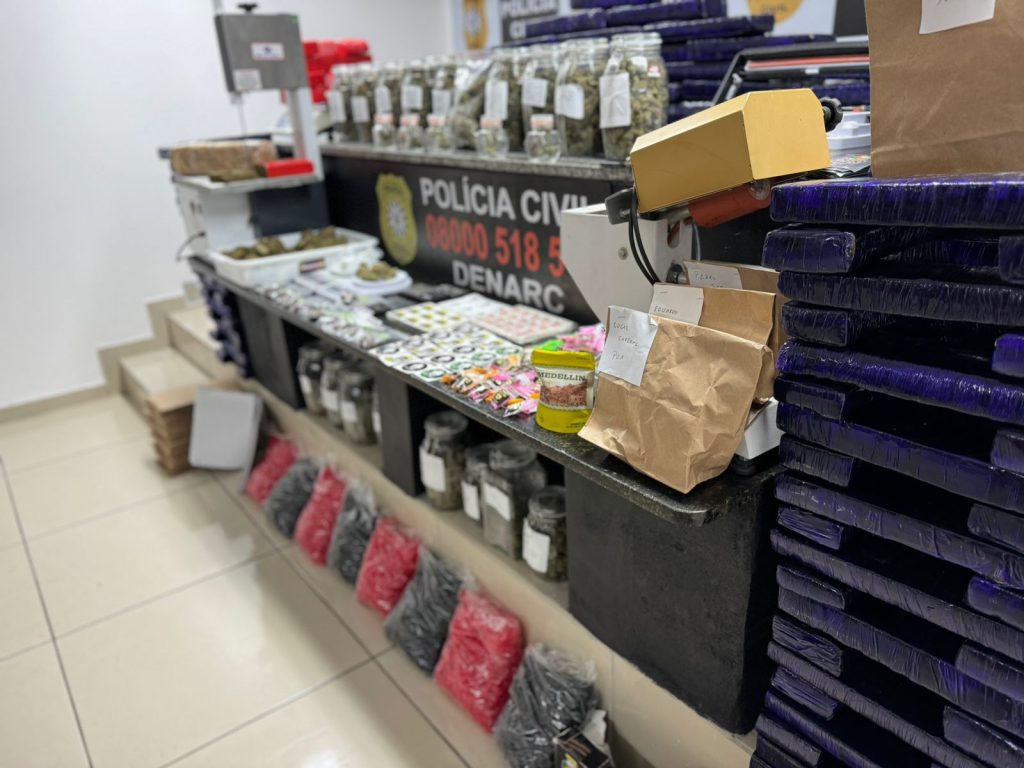 Denarc apreende flor de maconha da Colômbia brownies e mais de 130