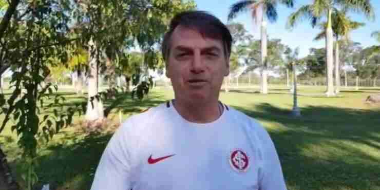 bolsonaro com camisa do inter