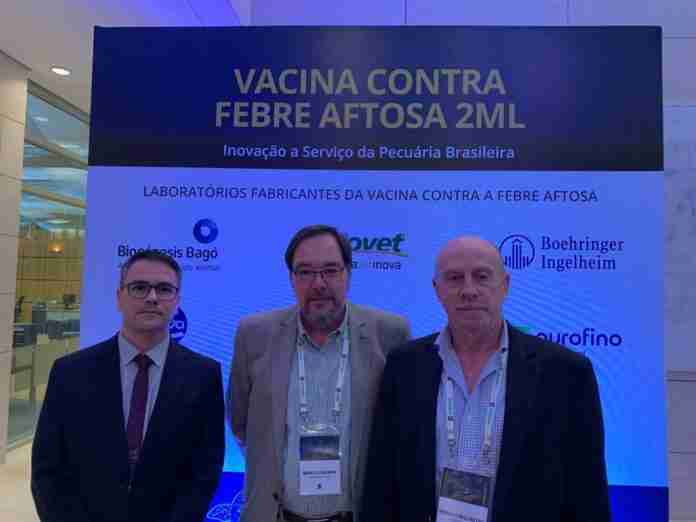 Fabricio Bortolanza, Marcelo Bulman (Country Manager Brasil) e Rodolfo Bellinzoni (Diretor de Operações Industriais e Inovação da Biogénesis Bagó - Divulgação
