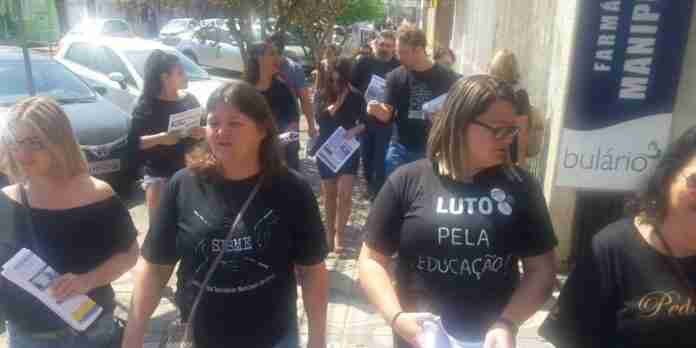 Servidores fizeram caminhada no Centro de Esteio neste domingo