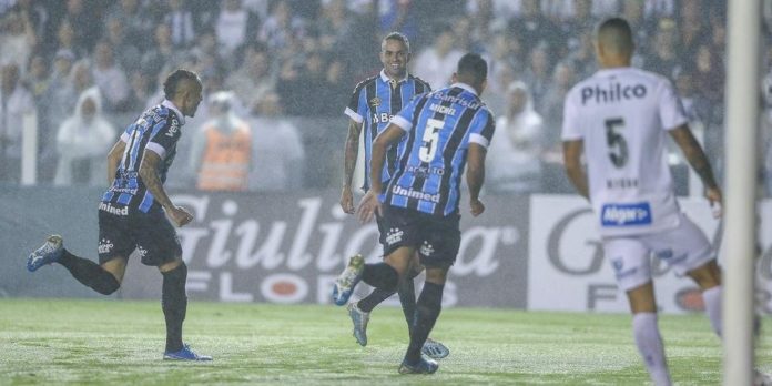 Grêmio goleia o Santos na Vila e chega à sétima colocação. Foto: Lucas Uebel / Grêmio / Divulgação CP