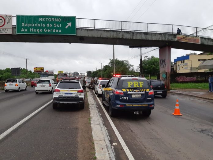 Carro, com placas de Nova Santa Rita, foi alvejado por diversos disparos de arma de fogo | Foto: Divulgação/PRF-RS