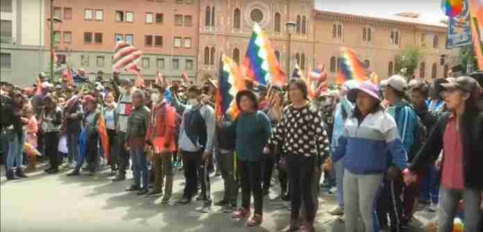 Apoiadores de Evo Morales foram às ruas na Bolívia | Foto: Reprodução/RecordTV