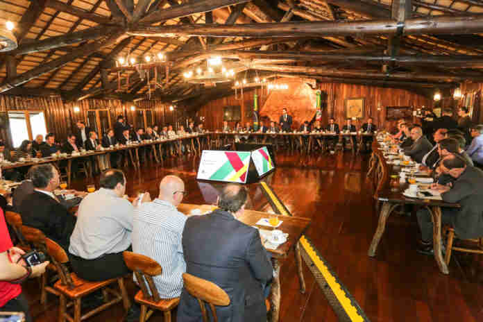 Governador recebeu deputados estaduais no Galpão Crioulo | Foto: Gustavo Mansur/Palácio Piratini