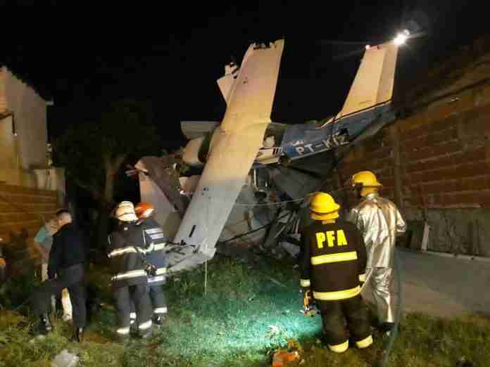 Avião saiu de Porto Alegre e caiu sobre residência vazia na Argentina | Foto: Emergencias BA/CABA