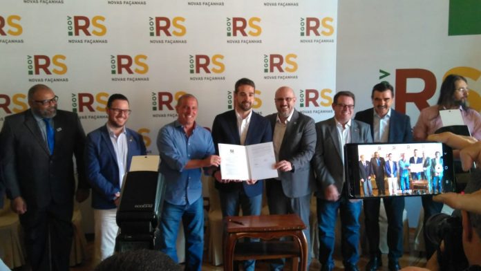 Onyx Lorenzoni, Eduardo Leite e Rodrigo Lorenzoni participaram do ato da sanção da lei da Liberdade Econômica | Foto: Gustavo Chagas/Rádio Guaíba