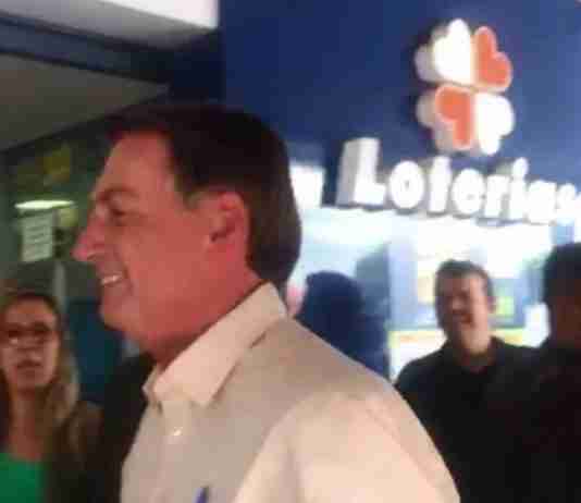 Bolsonaro visitou casa lotérica na manhã desta quinta-feira | Foto: Reprodução/Estadão
