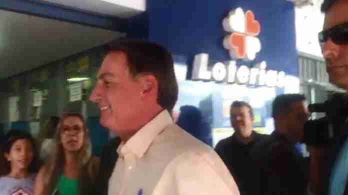 Bolsonaro visitou casa lotérica na manhã desta quinta-feira | Foto: Reprodução/Estadão