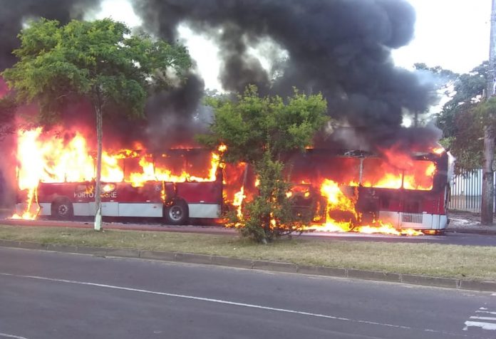 Veículo da empresa Viva Sul foi consumido pelo incêndio | Foto: Reprodução/Jornalismo RecordTV