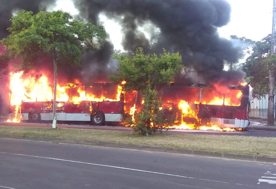 Veículo da empresa Viva Sul foi consumido pelo incêndio | Foto: Reprodução/Jornalismo RecordTV