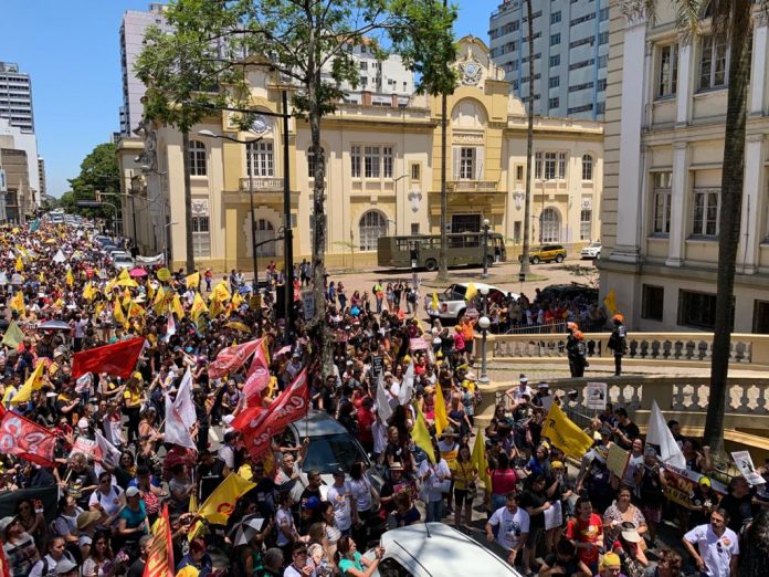 Milhares de servidores protestam contra o pacote de Eduardo Leite em frente à Secretaria da Fazenda | Foto: Alina Souza/Correio do Povo