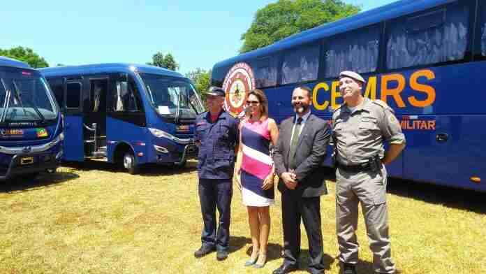 Comandante dos Bombeiros entregou veículos ao lado de autoridades | Foto: Gustavo Chagas/Rádio Guaíba