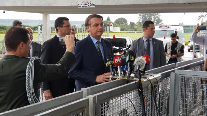 Presidente Jair Bolsonaro falou com jornalistas na porta do Palácio do Alvorada | Foto: Reprodução/YouTube