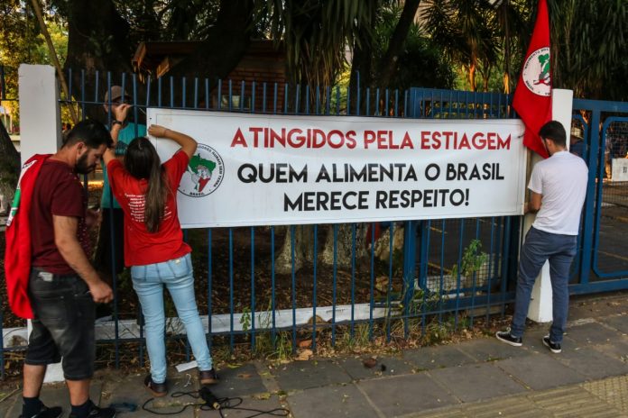 Trabalhadores sem terra protestaram no Incra em Porto Alegre | Foto: Leandro Molina/MST