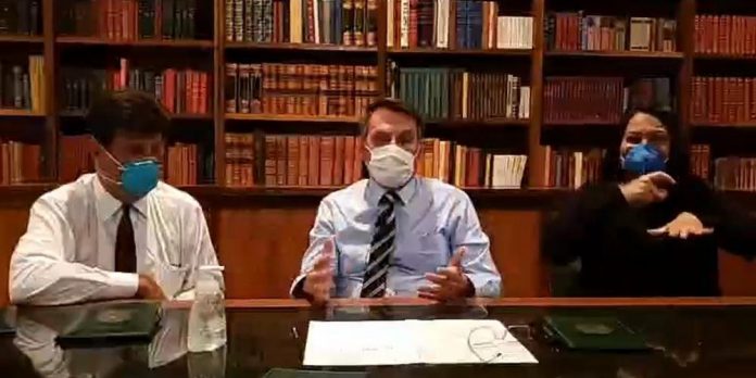 Bolsonaro usa máscara durante live no Facebook | Foto: Reprodução/Facebook/CP