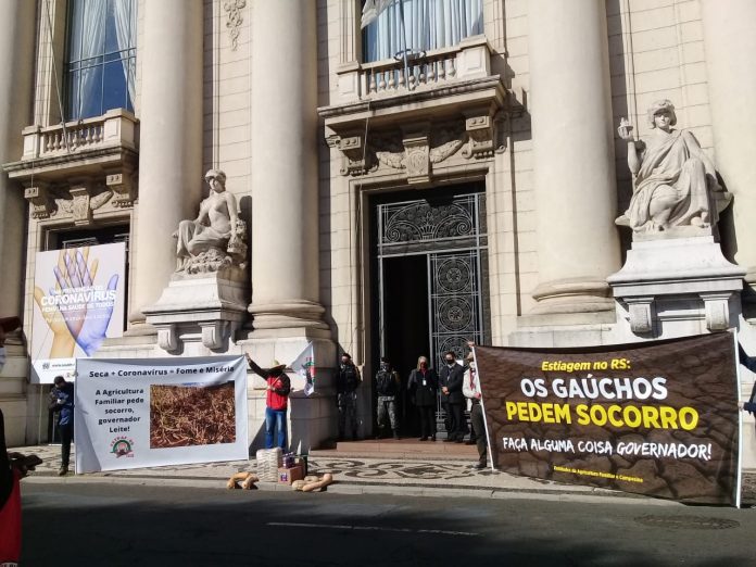 Efeitos da estiagem levaram pequenos produtores a se manifestar em Porto Alegre | Foto: Catiana de Medeiros/MST