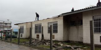 Equipes trabalham no reparo dos danos do ciclone bomba no Hospital de Tramandaí | Foto: Maxwell Bernardes/Especial