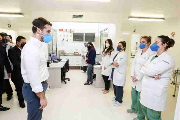 Eduardo Leite visitou leitos de UTI no Hospital de Charqueadas | Foto: Felipe Dalla Valle/Palácio Piratini