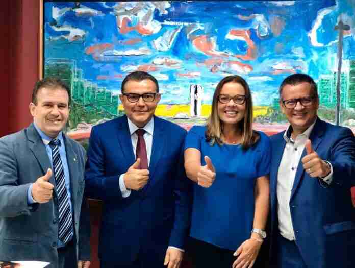 pdtpsb Deputada Juliana Brizola entre o presidente do PDT-RS, Pompeo de Mattos (E); o presidente do PSB, Carlos Siqueira (C); e o ex-deputado Beto Albuquerque (D) | Foto: Divulgação