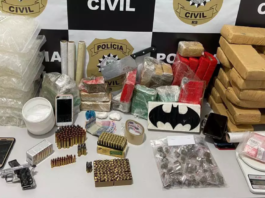Os agentes recolheram ainda um quilo de cocaína, seis mil pinos vazios e uma pistola, entre outros materiais | Foto: Polícia Civil/Divulgação/CP