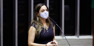 Fernanda Melchionna discursa na Câmara, fazendo balanço do período como líder do PSOL | Foto: Najara Araujo/Câmara dos Deputados