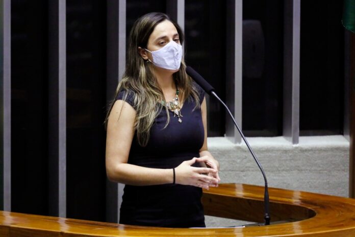 Fernanda Melchionna discursa na Câmara, fazendo balanço do período como líder do PSOL | Foto: Najara Araujo/Câmara dos Deputados
