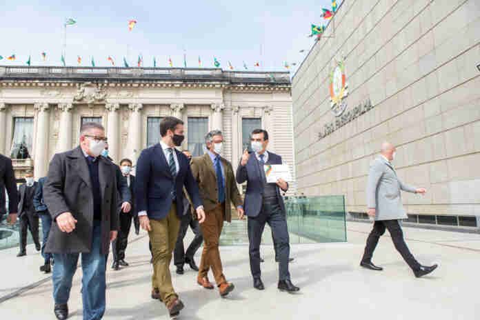 Comitiva liderada por Eduardo Leite foi do Piratini à Assembleia entregar LOA 2021 com previsão de déficit | Foto: Gustavo Mansur/Palácio Piratini