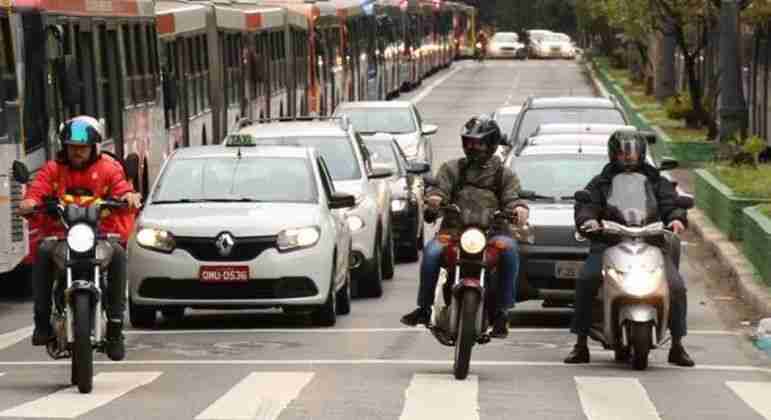 Motocicletas e desrespeito à natureza.