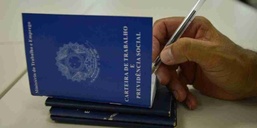 A imagem atual não possui texto alternativo. O nome do arquivo é: carteira-de-trabalho.jpg
