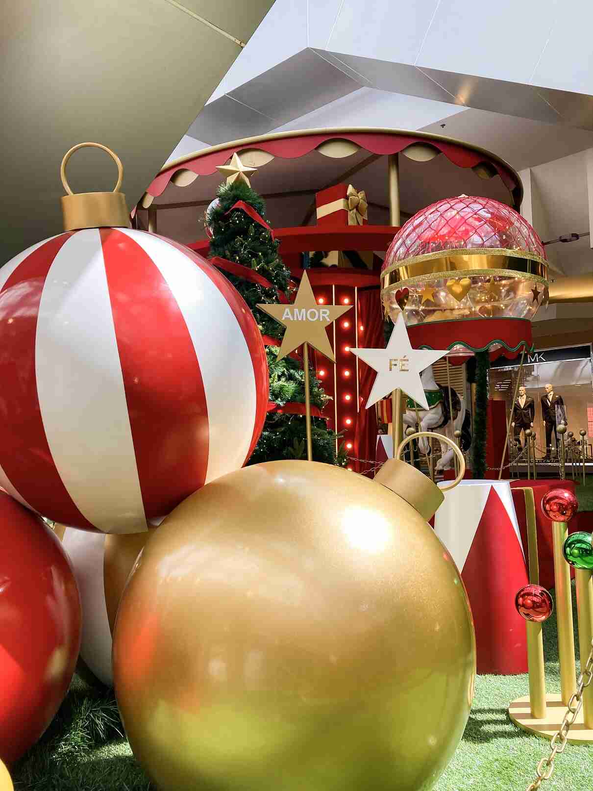 Árvore de Natal Grande com Presentes - Porto de Magia