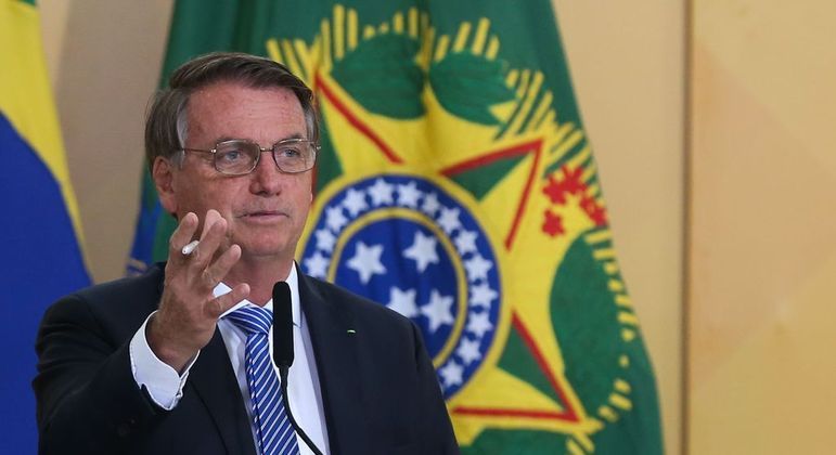 Bolsonaro publica MP para garantir auxílio de R$ 400 em dezembro – Rádio Guaíba