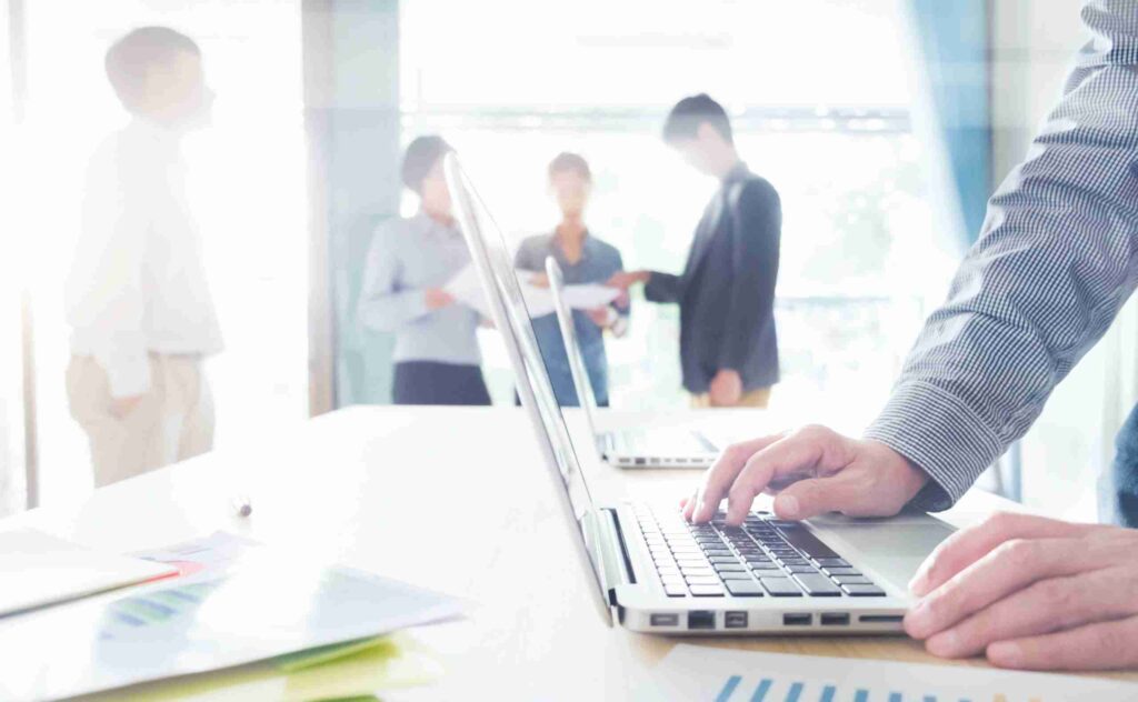 A imagem atual não possui texto alternativo. O nome do arquivo é: startups-business-teamwork-meeting-scaled-1.jpg