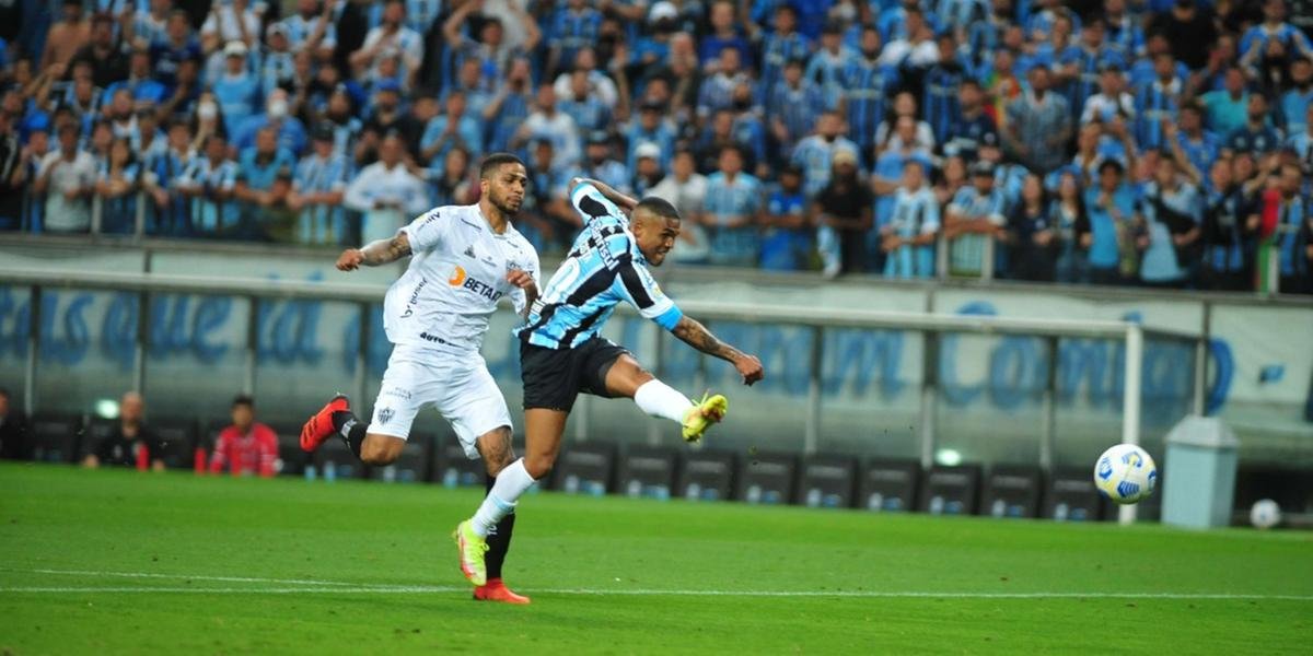 Grêmio vence Atlético-MG, mas é rebaixado pela terceira vez à Série B