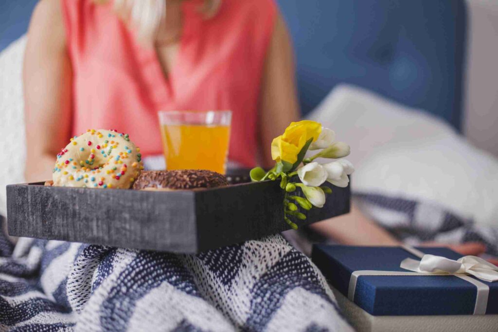 A imagem atual não possui texto alternativo. O nome do arquivo é: close-up-of-breakfast-tray-next-to-a-gift-scaled-1.jpg