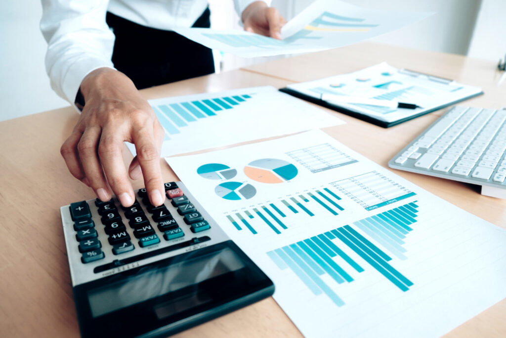 A imagem atual não possui texto alternativo. O nome do arquivo é: finances-saving-economy-concept-female-accountant-or-banker-use-calculator.jpg