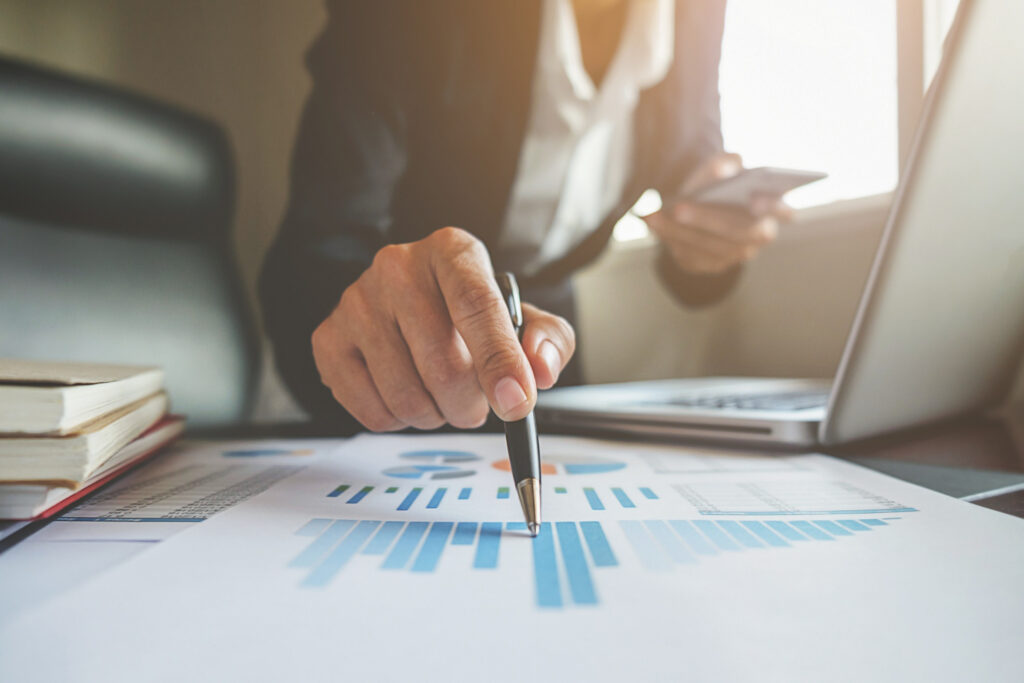 A imagem atual não possui texto alternativo. O nome do arquivo é: financial-consulting-manager-accountant-professional-discussion.jpg