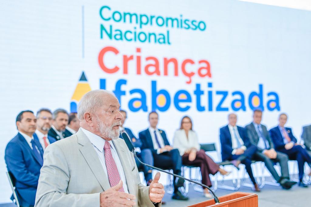 MEC lança programa para professores de alfabetização