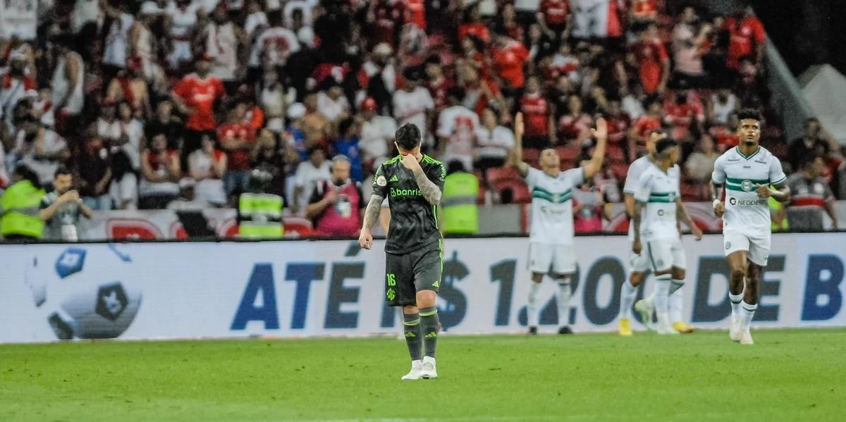 Inter perde para Coritiba em jogo com 4 pênaltis e expulsão mais