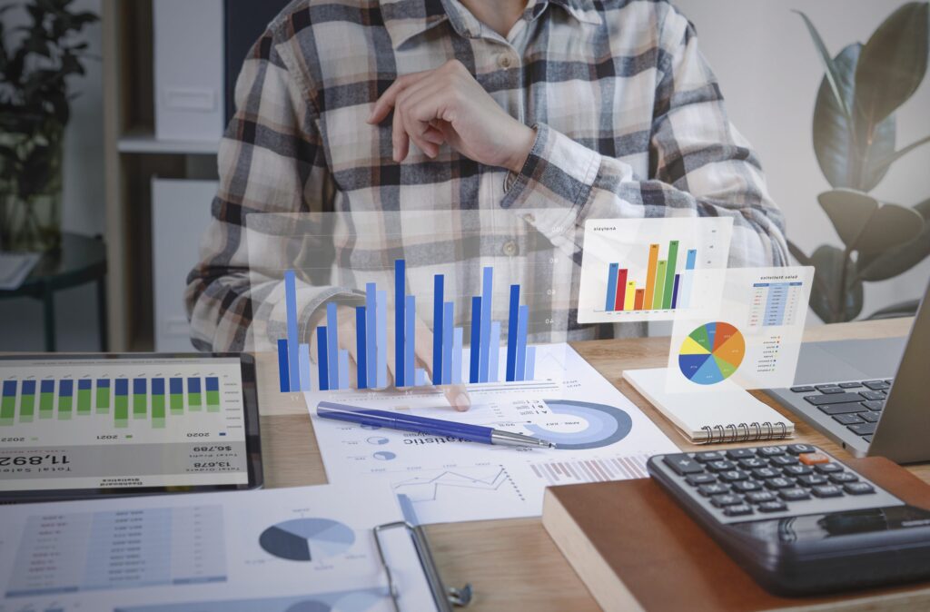A imagem atual não possui texto alternativo. O nome do arquivo é: empresarios-que-trabalham-em-financas-e-contabilidade-analisar-financas-scaled-1.jpg