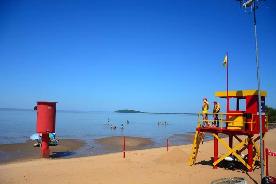 Banhistas aproveitam praias de Porto Alegre mesmo com Guaíba mais baixo em  nove meses – Rádio Guaíba