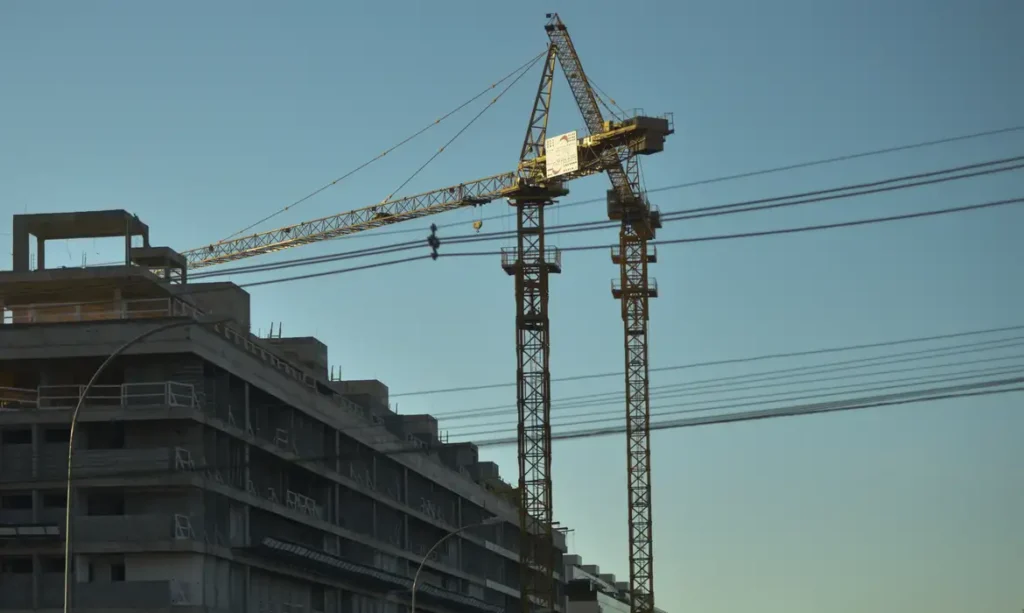 A imagem atual não possui texto alternativo. O nome do arquivo é: Construcao.webp