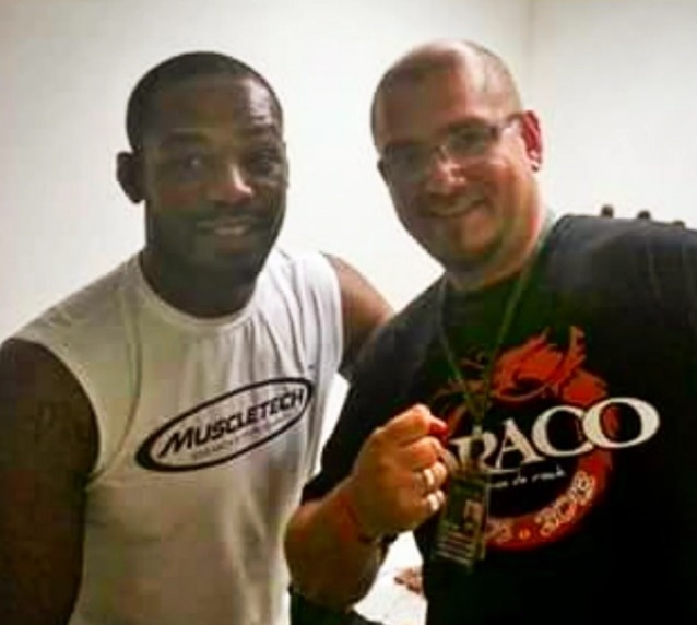 Jon Jones e Rafael Pfeiffer, coordenador de esportes da Rádio Guaíba, em 2014.