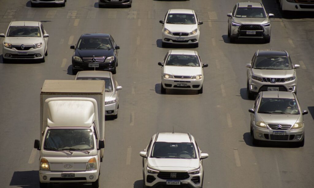 A imagem atual não possui texto alternativo. O nome do arquivo é: Carros.jpg