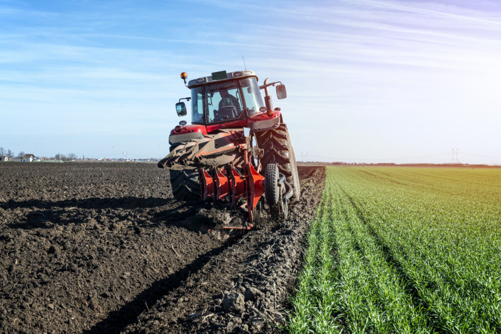 A imagem atual não possui texto alternativo. O nome do arquivo é: campo-de-cultivo-de-maquina-agricola-trator-scaled.jpg