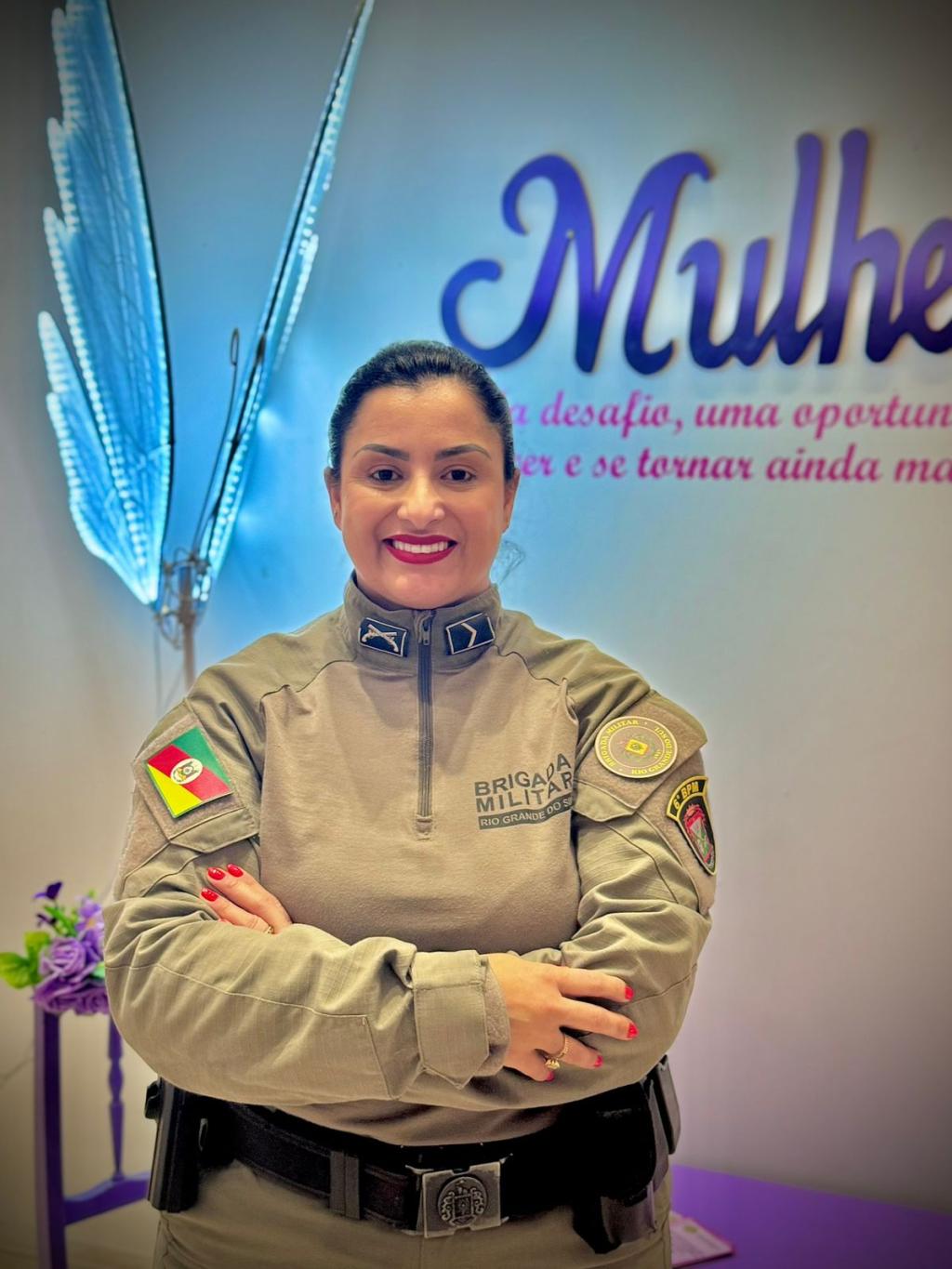 Soldado Giovana coordena Loja Rosa Lilás em Rio Grande. Foto: Prefeitura de Rio Grande / Reprodução