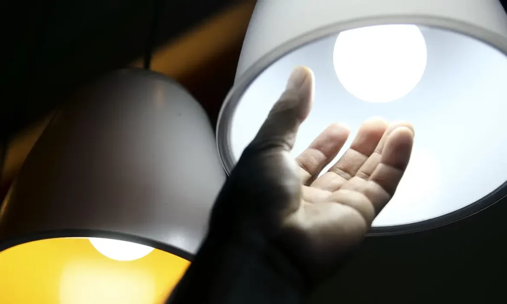 A imagem atual não possui texto alternativo. O nome do arquivo é: Luz.webp